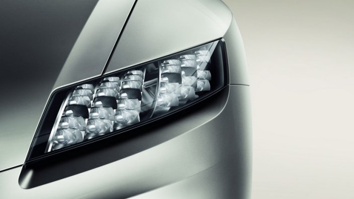 d06_detail_headlight_0.jpg