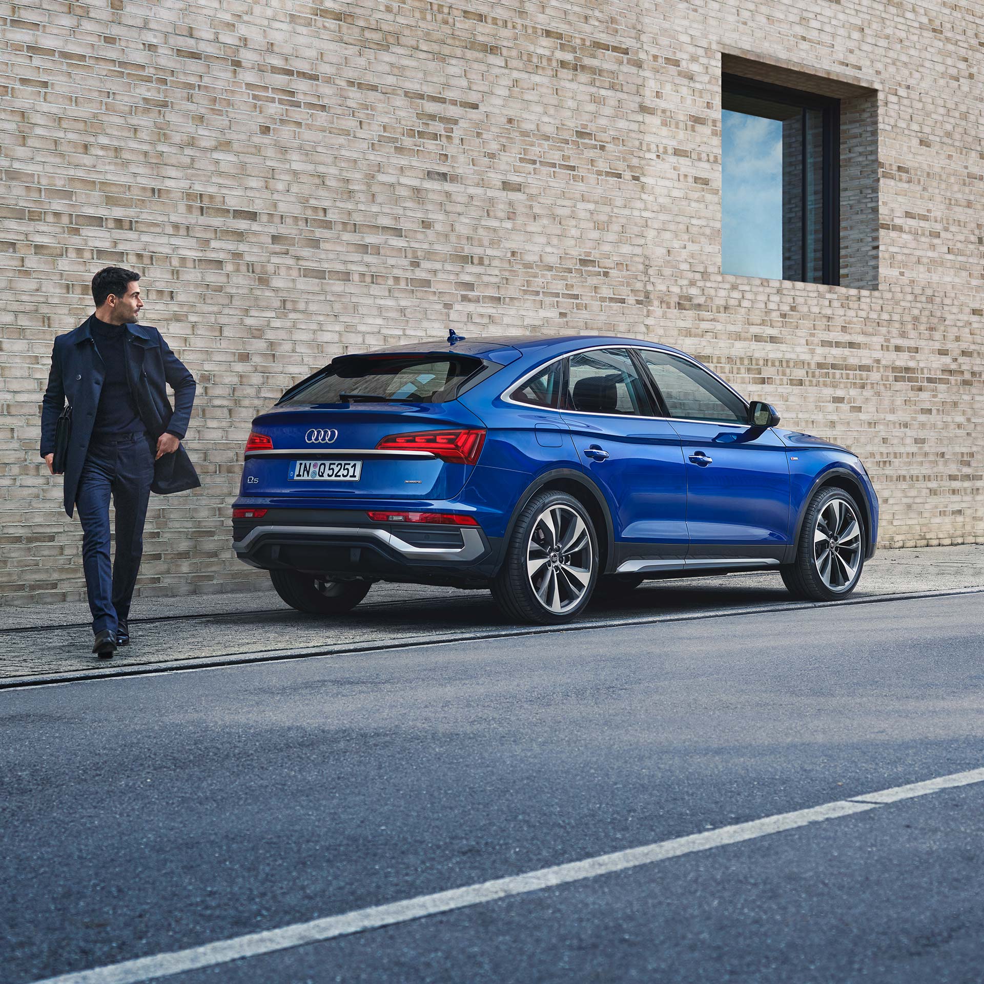 Side rear view Audi Q5 Sportback